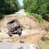 Фото провалившегося в яму грузовика с древесиной предоставили читатели VL.ru — newsvl.ru