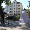 До начала церемонии открытия памятник был занавешен тканью — newsvl.ru