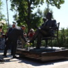 После открытия мэр, депутаты Думы и краевого парламента положили цветы к памятнику — newsvl.ru