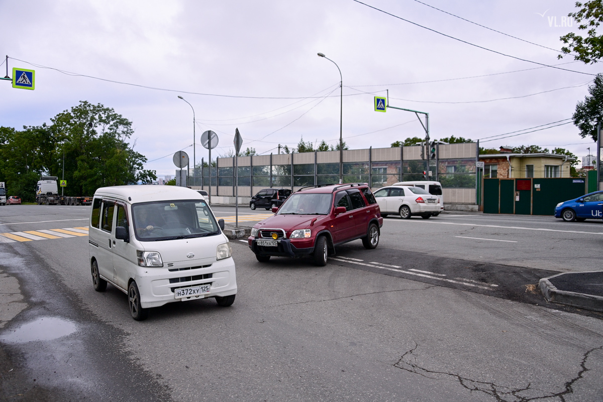 Автомобилистам Владивостока сократили путь на Окатовой, разрешив поворот  налево перед светофором – Новости Владивостока на VL.ru