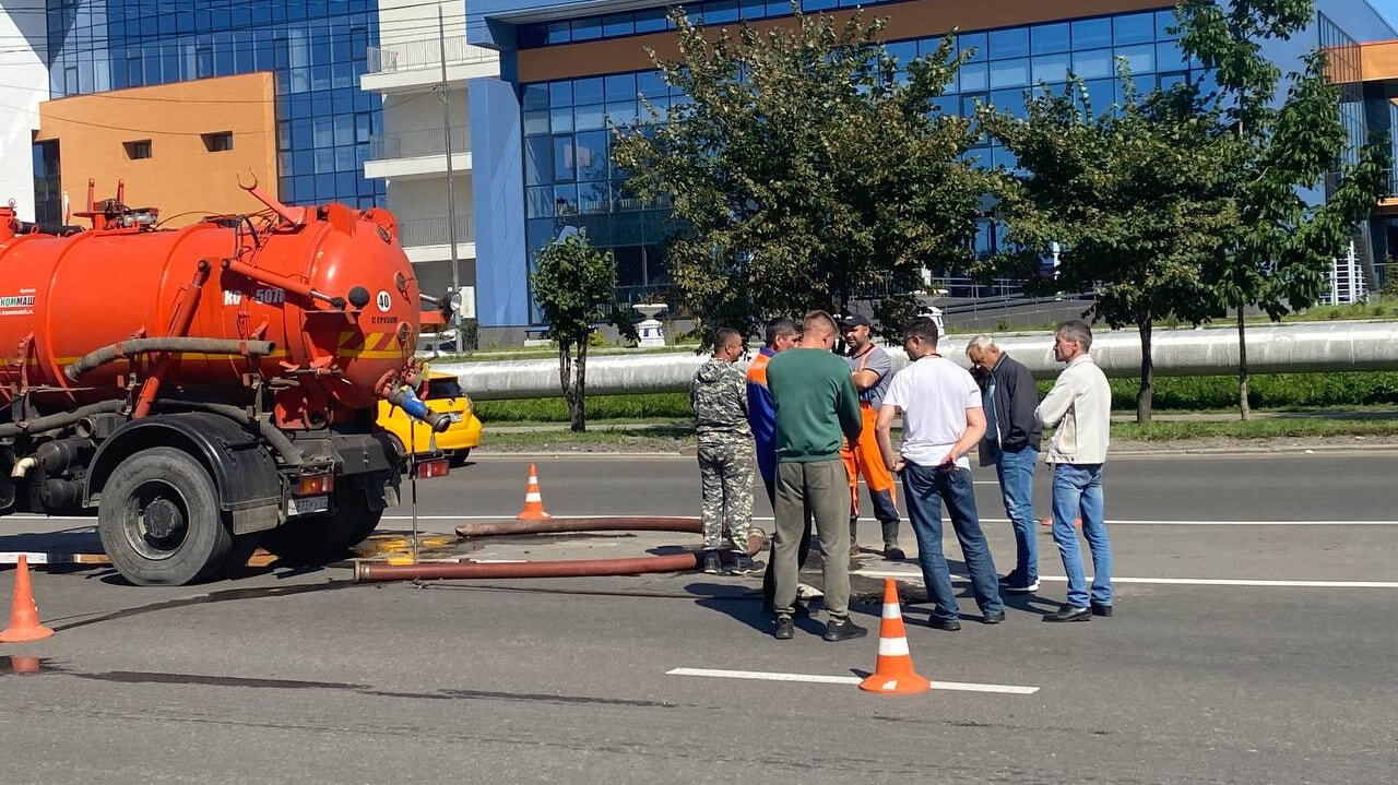 Это провал: на отремонтированной Павла Морозова в яму угодил автомобиль  (ФОТО; ВИДЕО; ОБНОВЛЕНИЕ) — Новости Хабаровска