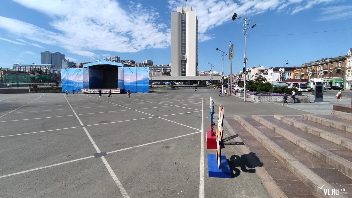 На центральной площади Владивостока убрали забор, установленный перед  началом игр «Дети Азии» (ФОТО) – Новости Владивостока на VL.ru