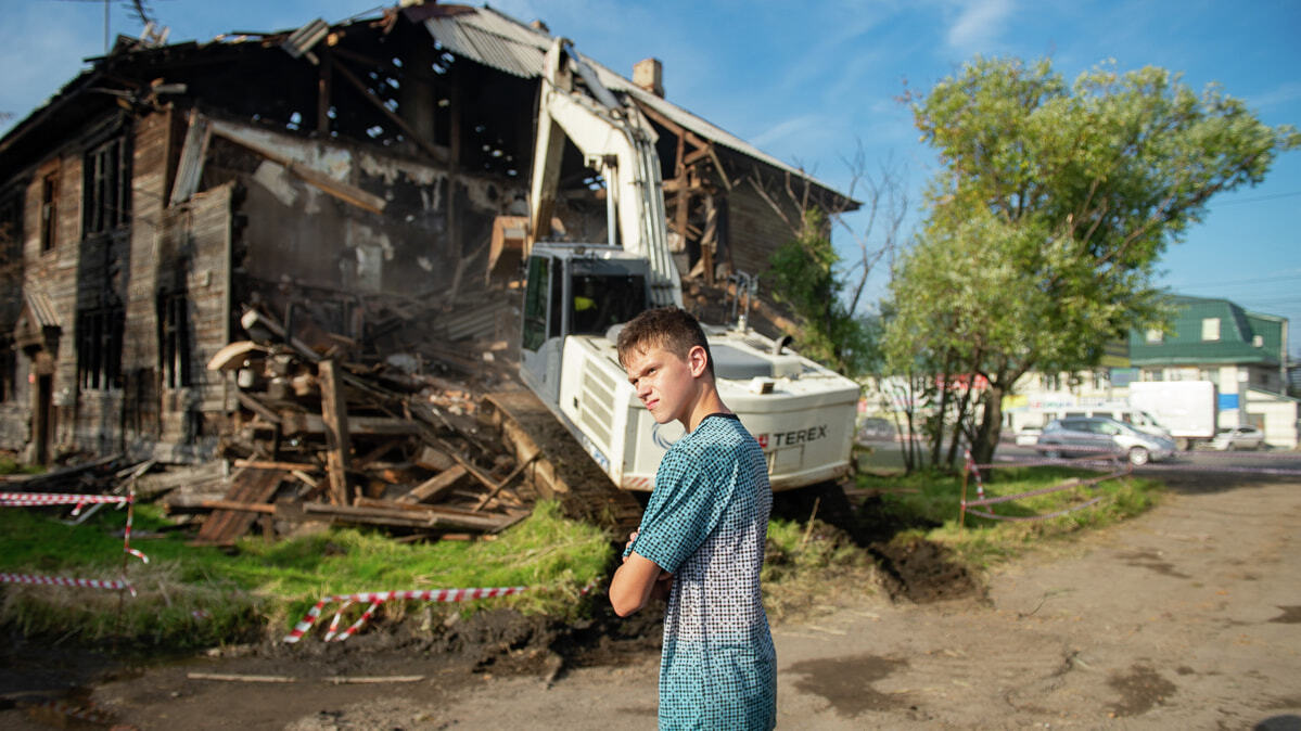 Выдержавший 11 пожаров барак рухнул на глазах хабаровчан (ФОТО; ВИДЕО) —  Новости Хабаровска