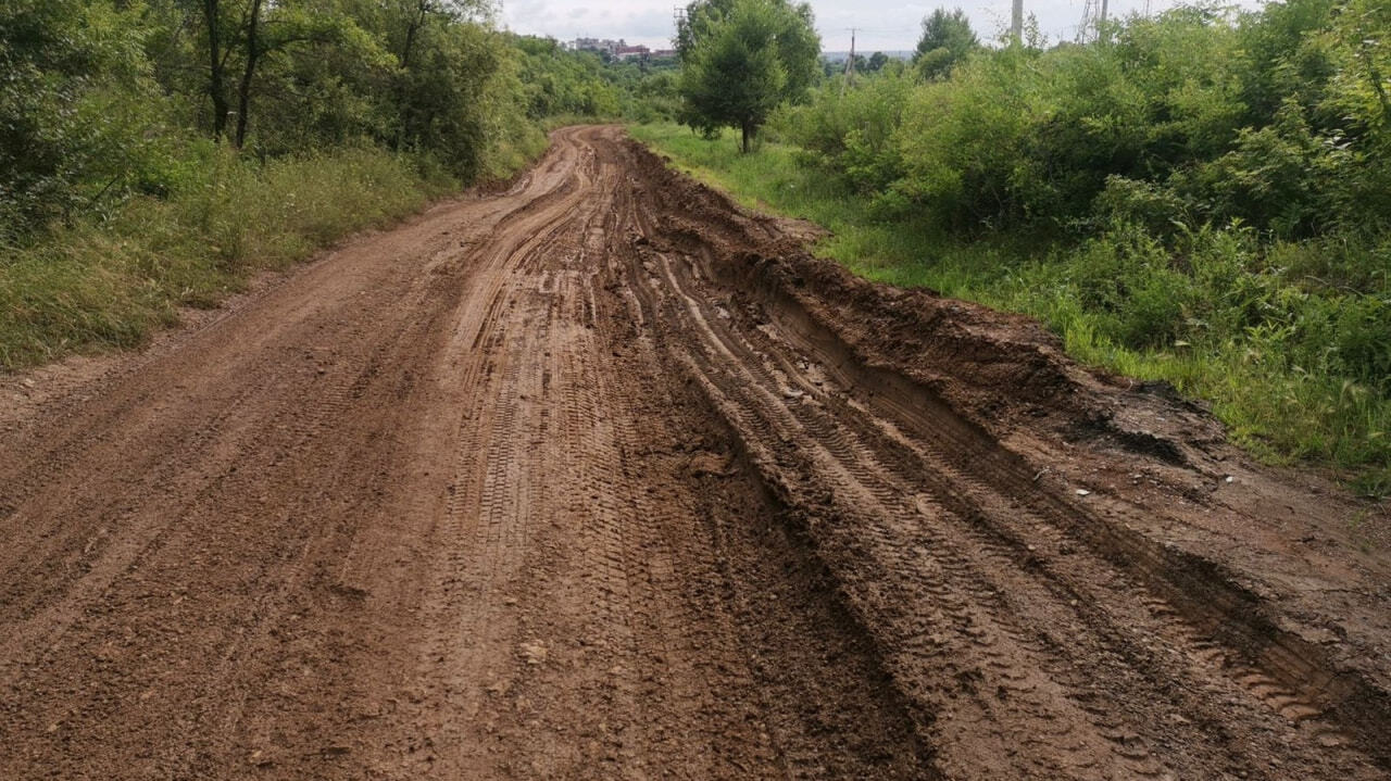 Большегрузы разбомбили дорогу и засыпали пылью дома на Базе КАФ (ФОТО) —  Новости Хабаровска