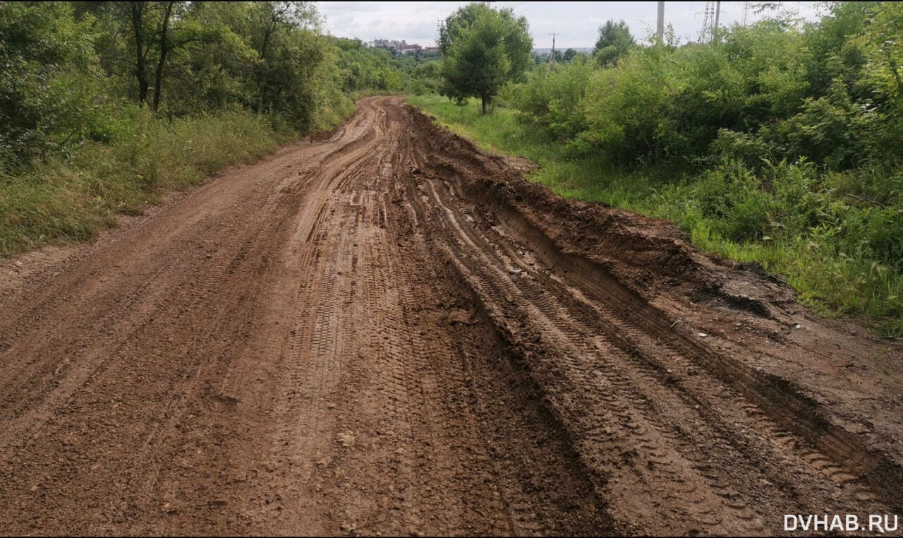 Большегрузы разбомбили дорогу и засыпали пылью дома на Базе КАФ (ФОТО) —  Новости Хабаровска