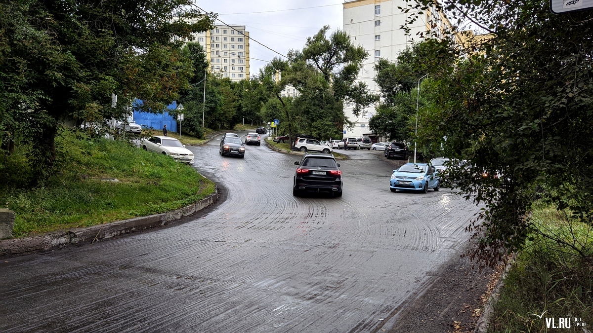 Перекрёсток Чкалова и Чапаева заасфальтируют только после устранения  водопроводной течи (ФОТО) – Новости Владивостока на VL.ru