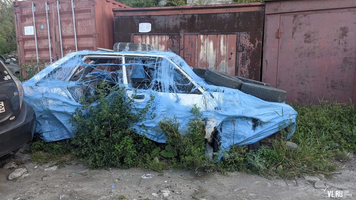 Брошенный автомобиль и гаражи во дворе на Кипарисовой признали самовольно  установленными (ФОТО) – Новости Владивостока на VL.ru