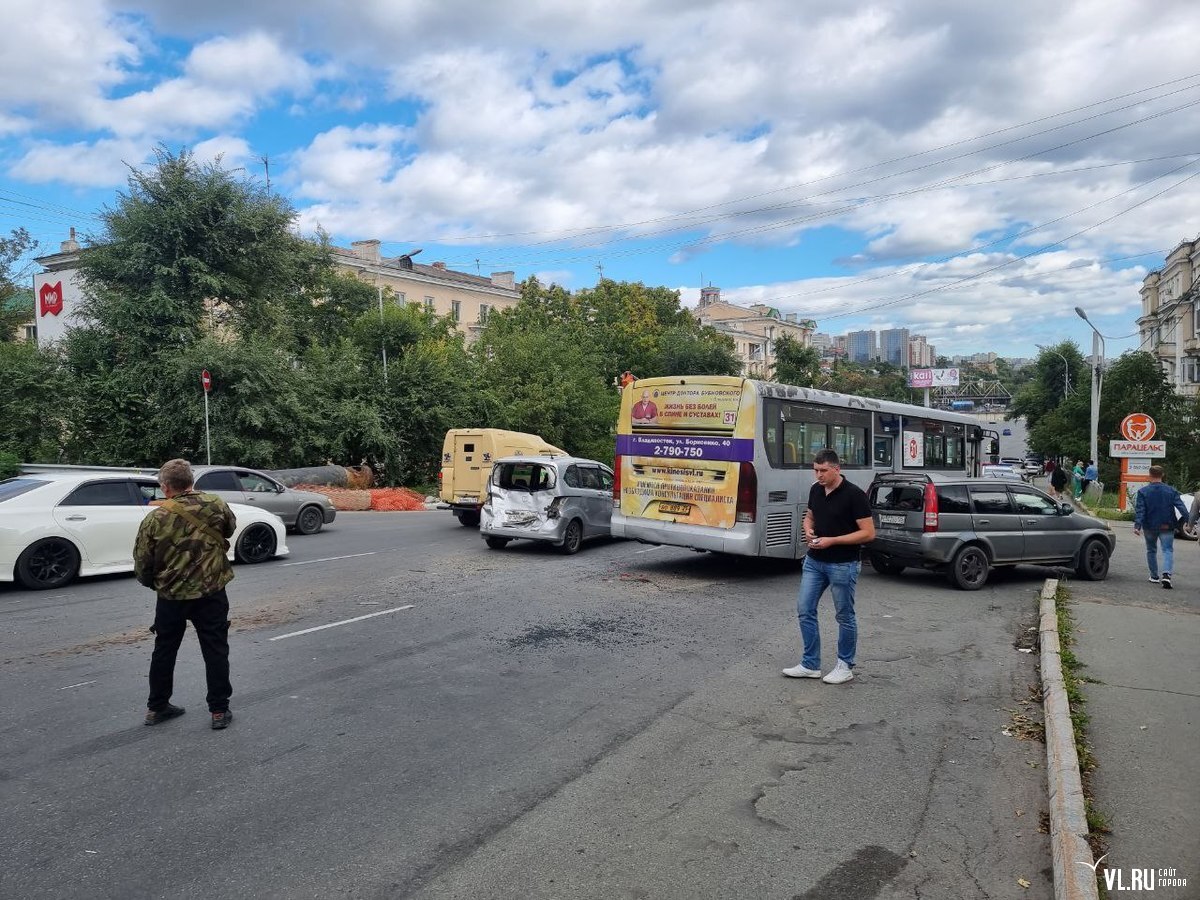 Два автобуса и четыре легковых авто пострадали в ДТП на Новоивановской  (ФОТО) – Новости Владивостока на VL.ru