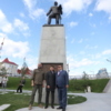 Константин Шестаков, Олег Кожемяко и Константин Чуйченко позируют на фоне памятника — newsvl.ru
