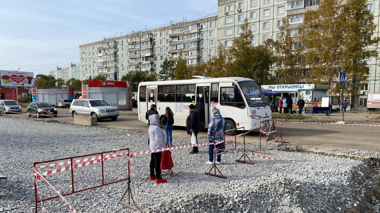 Работы на остановке «Трехгорная» парализовали движение транспорта (ВИДЕО) —  Новости Хабаровска