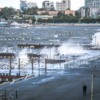 Высокие волны вздымались на Юбилейном пляже — newsvl.ru