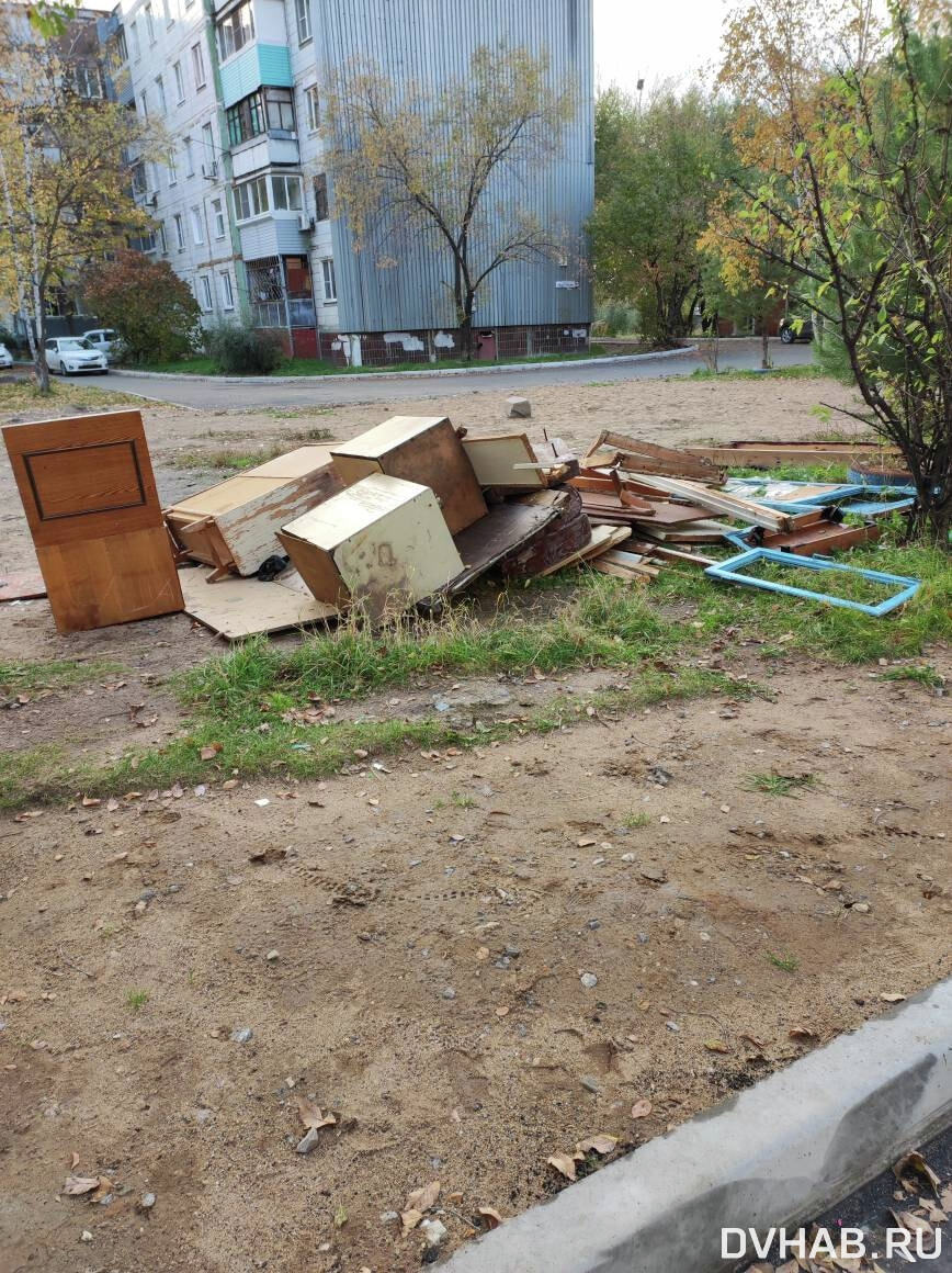 Свалку из стекла и мебели устроил во дворе подрядчик мэрии (ФОТО) — Новости  Хабаровска