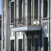 Жители Владивостока заметили, что балкончики «Дома Демби» закрыли металлическими «коробами» — newsvl.ru