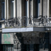 Раньше с балкончиков, да и со всего фасада тоже, на прохожих летели куски кирпичей и фасада — newsvl.ru