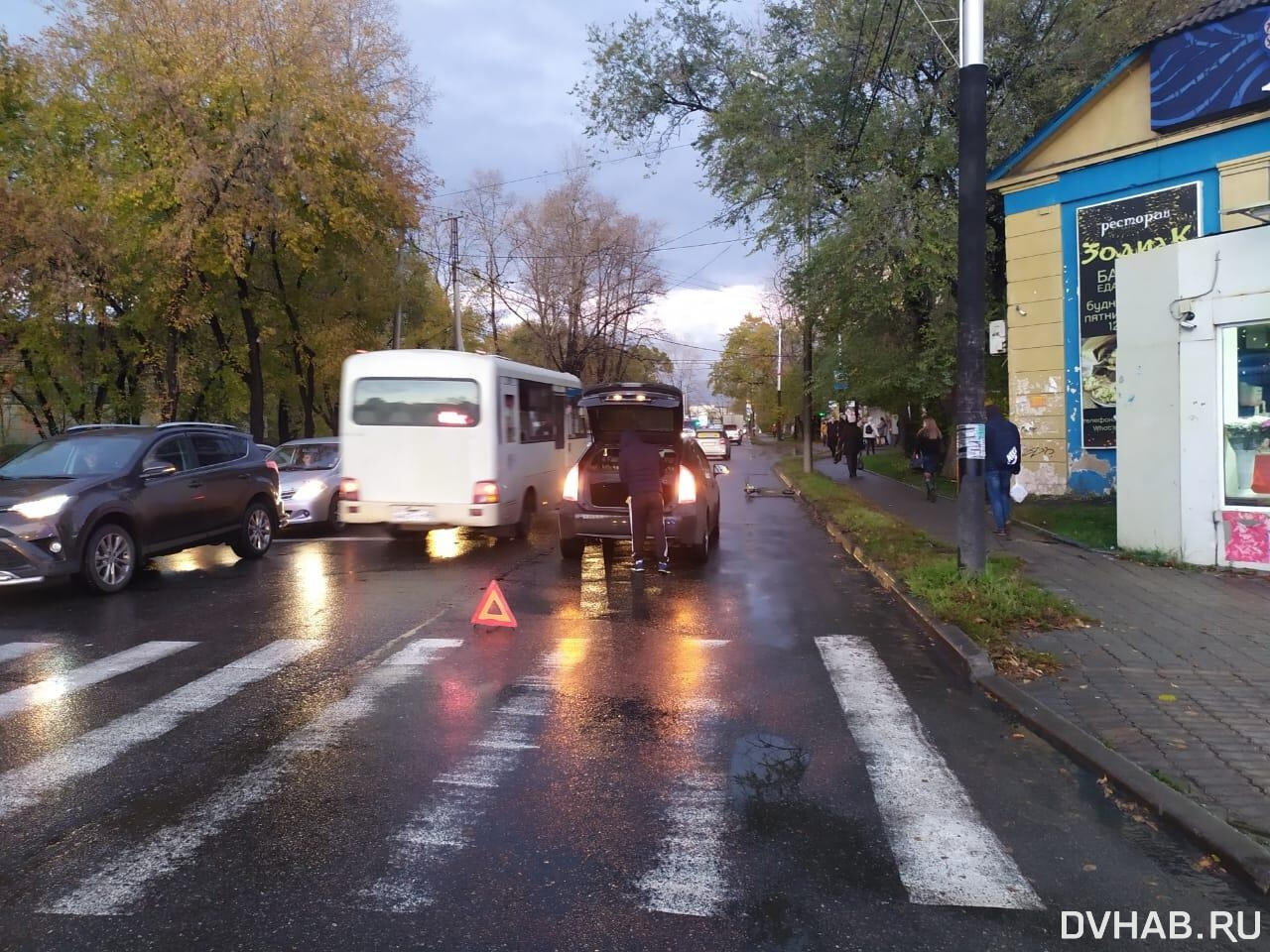 Лихачей-самокатчиков сбил на Ленинградской водитель Prius (ФОТО) — Новости  Хабаровска