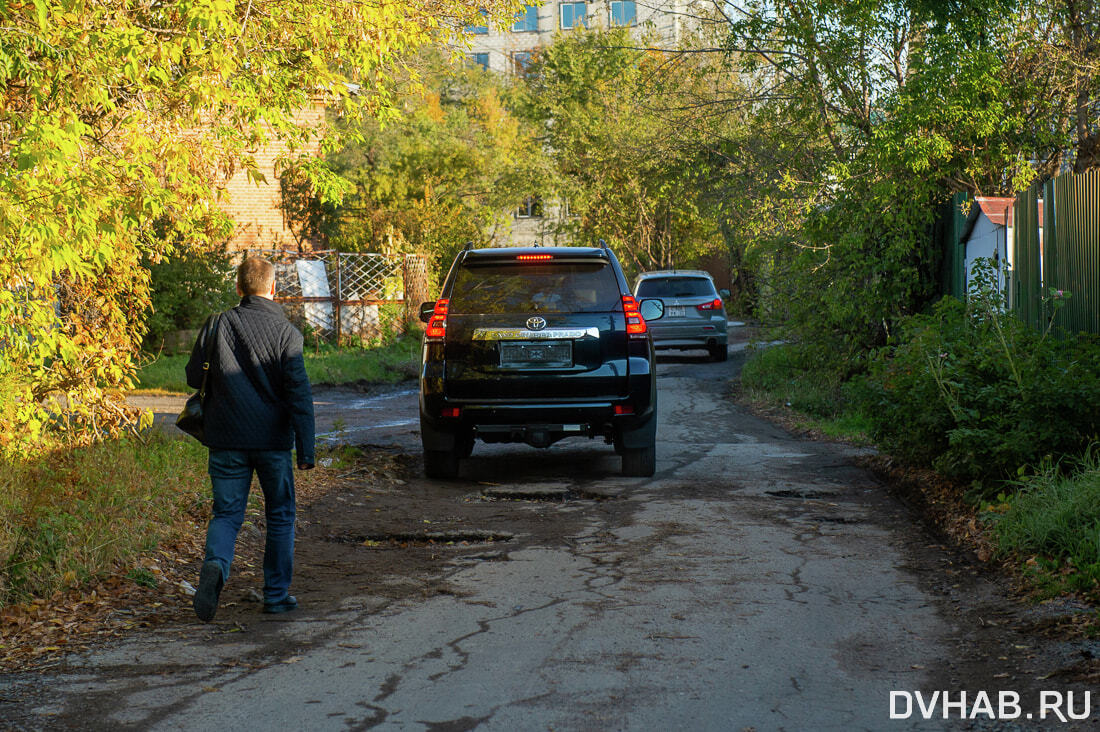 Попасть под КамАЗ боятся пешеходы из-за отсутствия тротуара (ФОТО) —  Новости Хабаровска