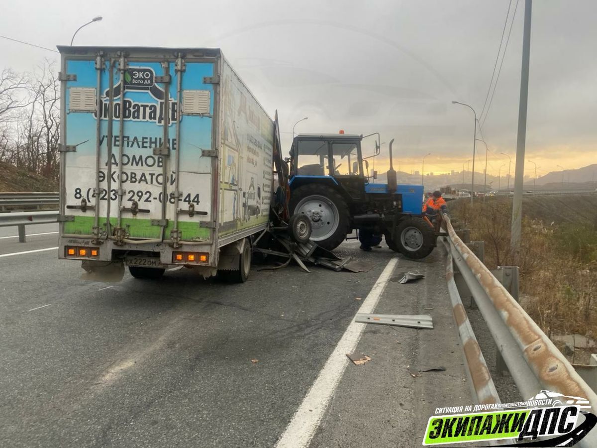 Во Владивостоке на объездной трассе грузовик врезался в трактор дорожных  служб – Новости Владивостока на VL.ru