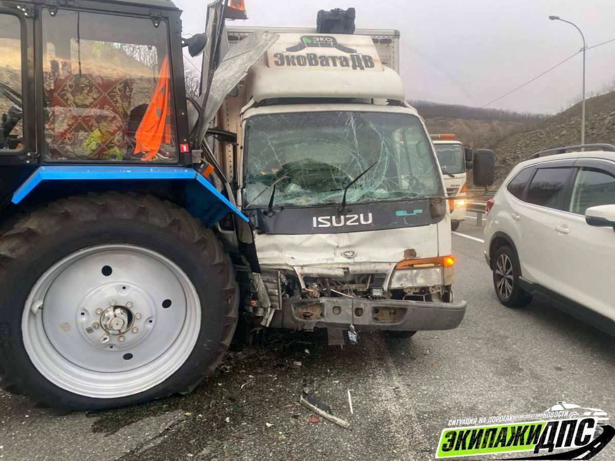 Во Владивостоке на объездной трассе грузовик врезался в трактор дорожных  служб – Новости Владивостока на VL.ru