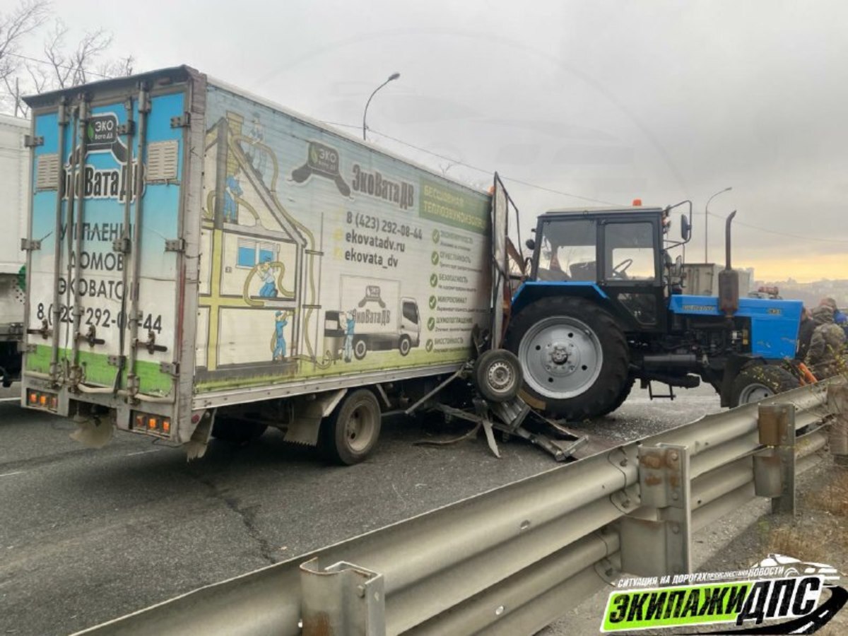 Во Владивостоке на объездной трассе грузовик врезался в трактор дорожных  служб – Новости Владивостока на VL.ru