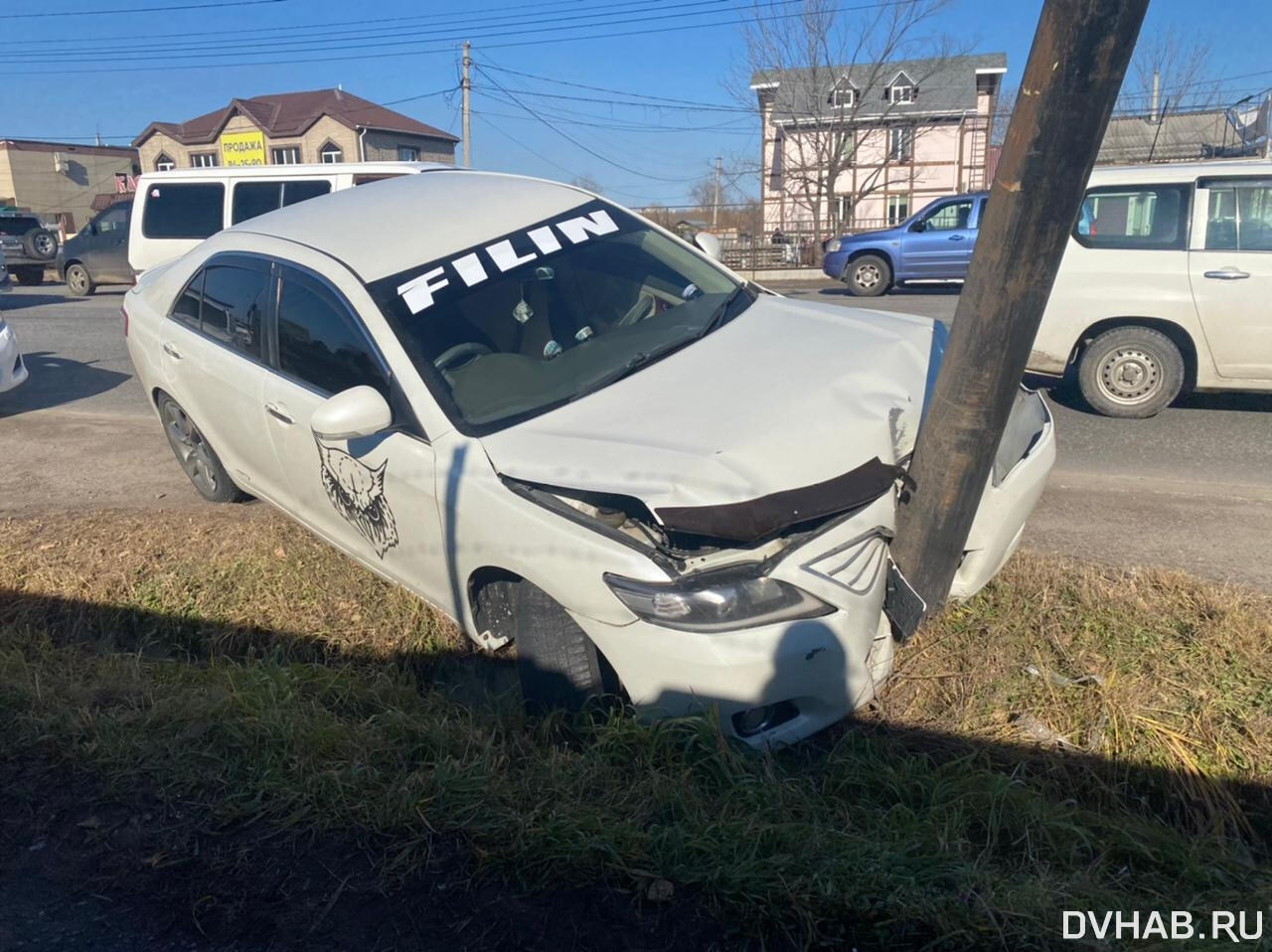 Едва не положил столб на КПП Большого Аэродрома водитель Camry (ФОТО) —  Новости Хабаровска