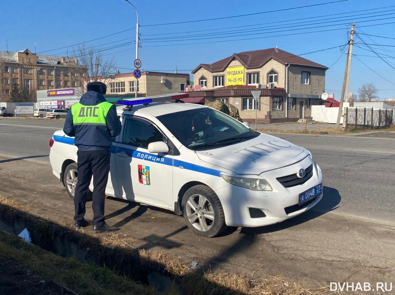 Едва не положил столб на КПП Большого Аэродрома водитель Camry (ФОТО) —  Новости Хабаровска