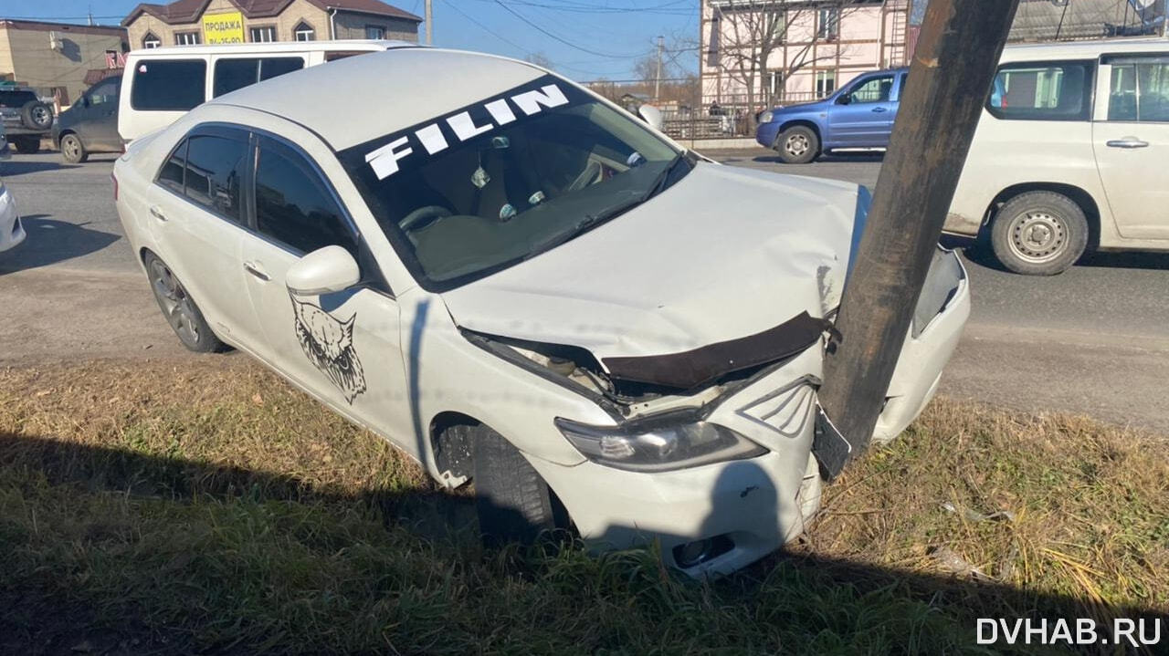 Едва не положил столб на КПП Большого Аэродрома водитель Camry (ФОТО) —  Новости Хабаровска