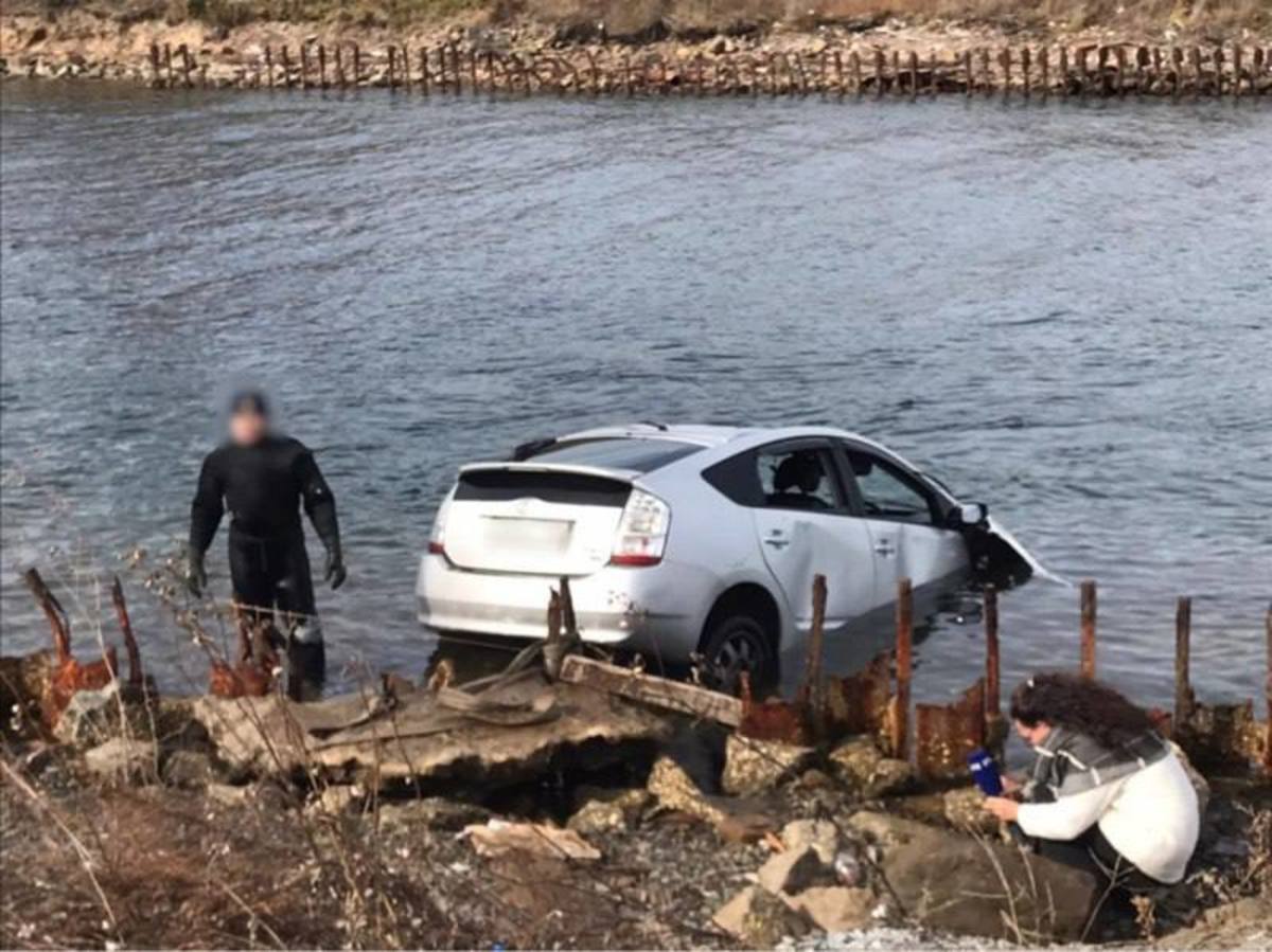 На Русском острове Prius со студентами из Индии улетел в море – один погиб,  второй пропал – Новости Владивостока на VL.ru