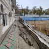 Застройщик назвал обрушение каменного забора непредвиденным — newsvl.ru