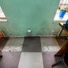 Трещины можно увидеть на полу внутри офисного здания — newsvl.ru