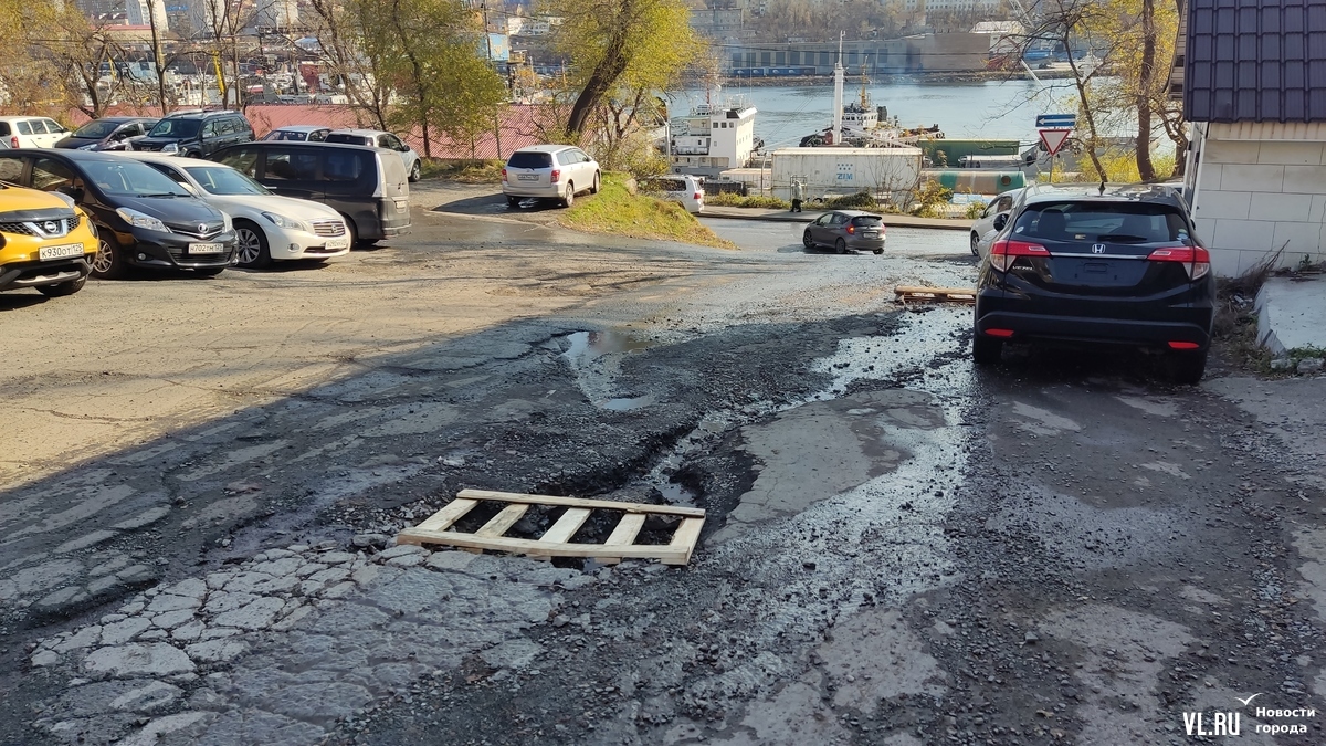 На Калинина горячая вода из люка вымывает куски асфальта на дороге –  ответственных за течь пока не нашли – Новости Владивостока на VL.ru