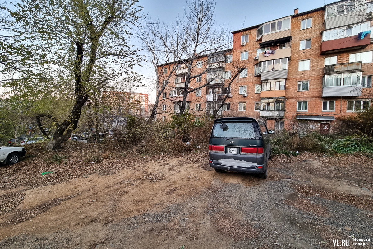 Площадку на Южно-Уральской, заставленную машинами и незаконными гаражами,  расчистят и облагородят – Новости Владивостока на VL.ru