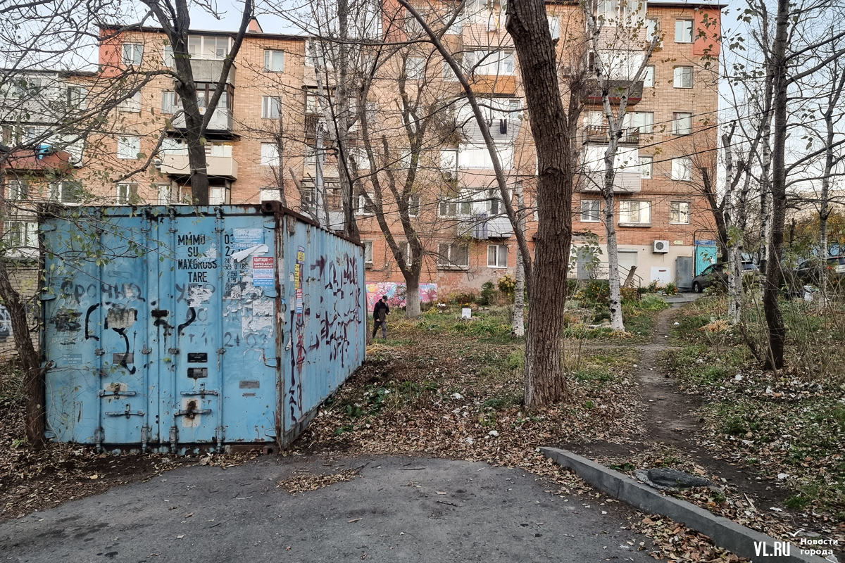 Площадку на Южно-Уральской, заставленную машинами и незаконными гаражами,  расчистят и облагородят – Новости Владивостока на VL.ru