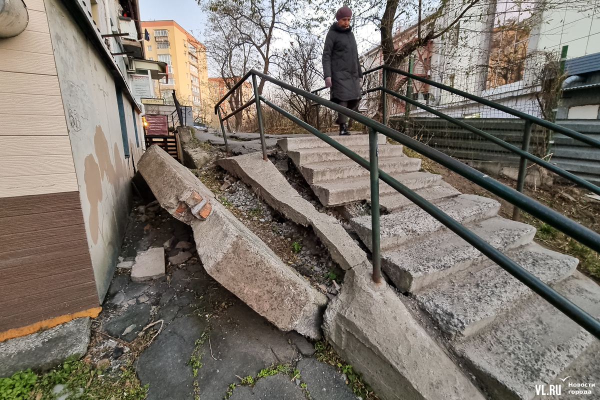 Площадку на Южно-Уральской, заставленную машинами и незаконными гаражами,  расчистят и облагородят – Новости Владивостока на VL.ru