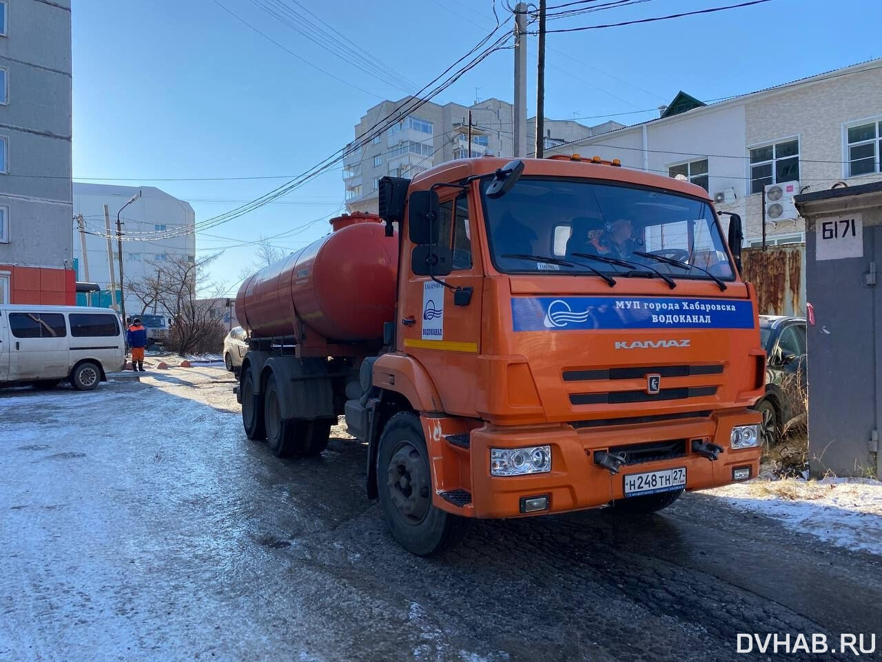 Льдом сковало улицу возле популярного ТЦ в Хабаровске (ФОТО; ОБНОВЛЕНИЕ) —  Новости Хабаровска