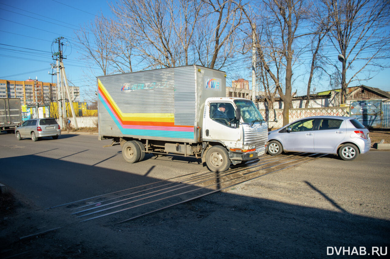 Рельсы из ниоткуда в никуда разбивают автомобили хабаровчан (ФОТО; ВИДЕО) —  Новости Хабаровска