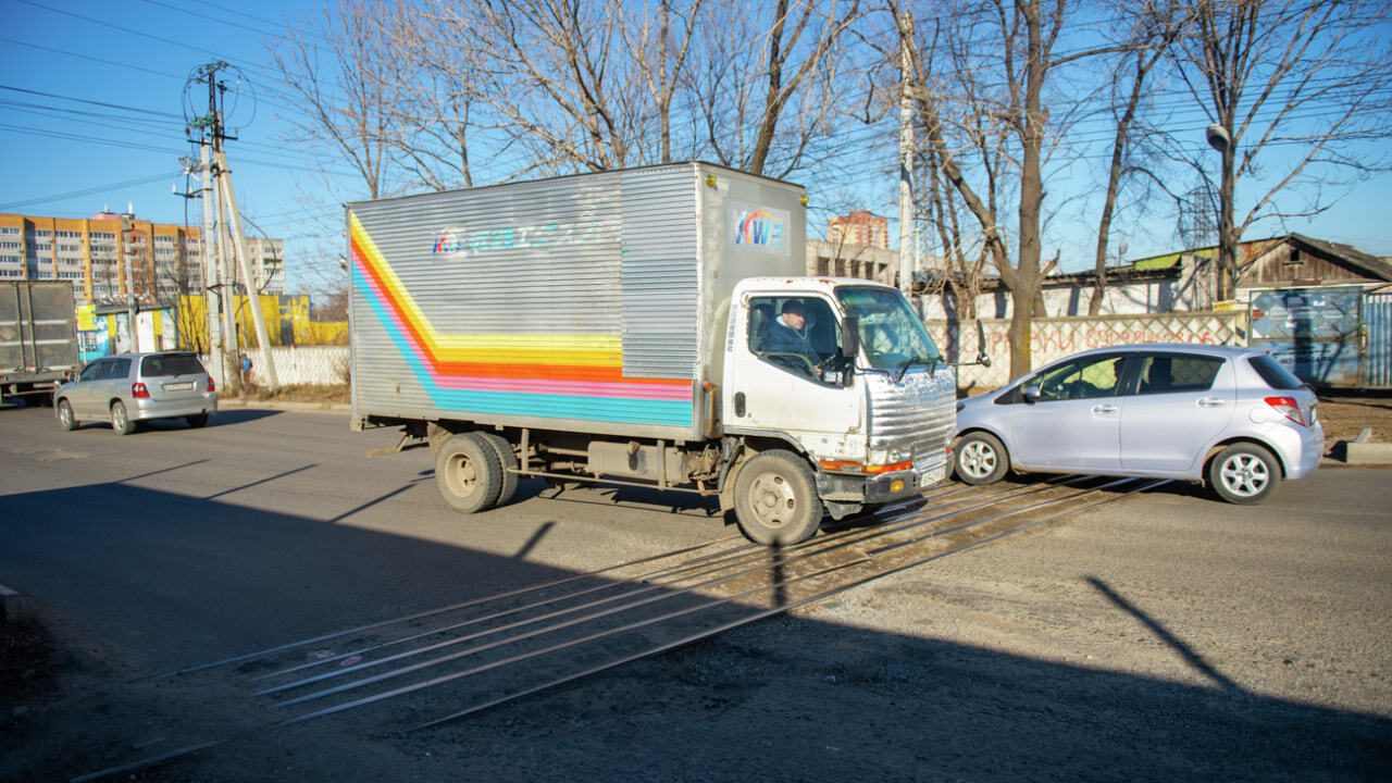 Рельсы из ниоткуда в никуда разбивают автомобили хабаровчан (ФОТО; ВИДЕО) —  Новости Хабаровска