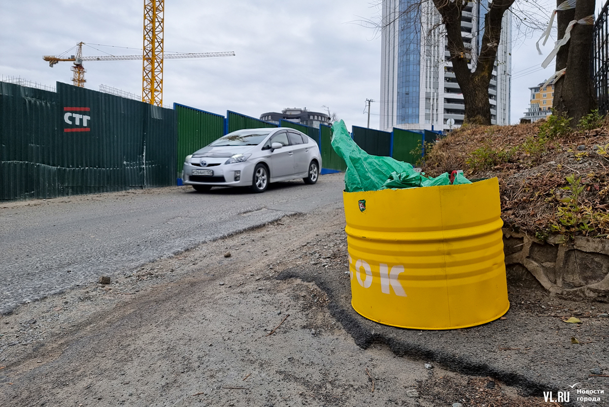 Во Владивостоке устанавливают ёмкости с песком на сложных подъёмах —  горожан просят не использовать их как урны – Новости Владивостока на VL.ru