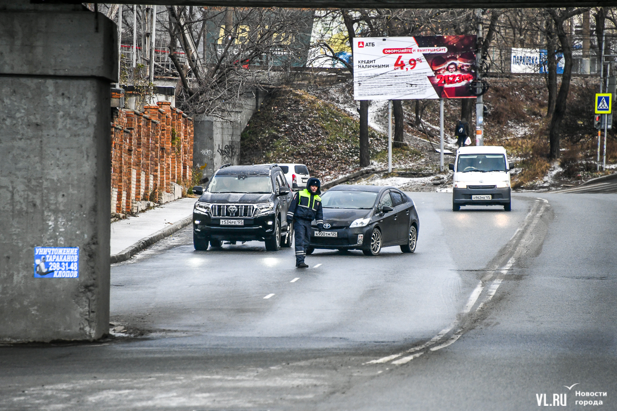 Утро после циклона: из-за обледеневшего спуска произошло массовое ДТП в  районе Зелёного Угла – Новости Владивостока на VL.ru