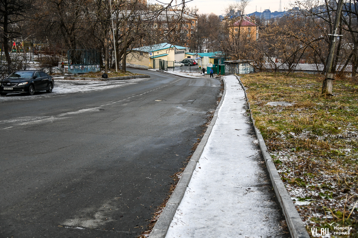 Утро после циклона: из-за обледеневшего спуска произошло массовое ДТП в  районе Зелёного Угла – Новости Владивостока на VL.ru