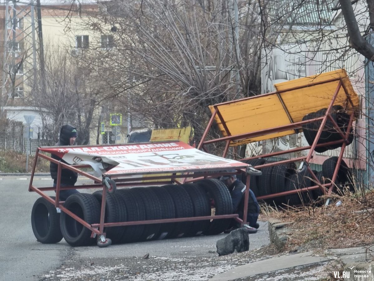 Сильный ветер во Владивостоке сдувает знаки и заборы, кресты и кровли  (ФОТО; ВИДЕО) – Новости Владивостока на VL.ru