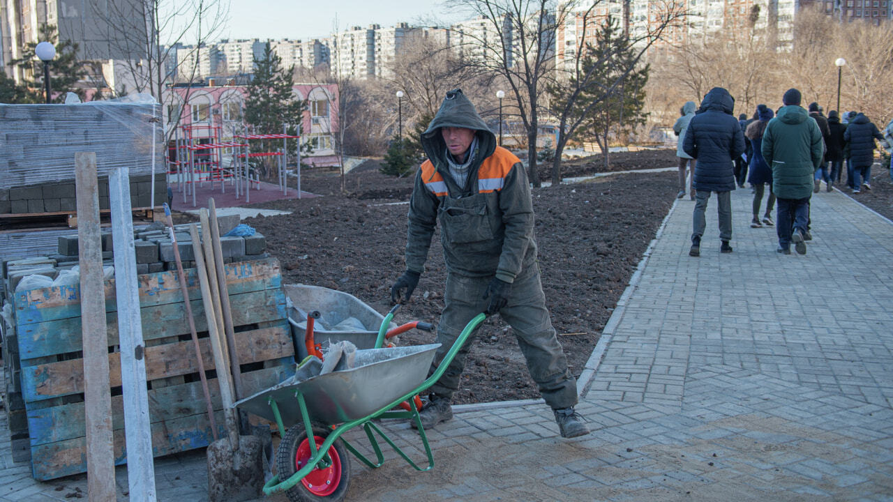 Правила благоустройства хабаровск. Благоустройство Хабаровск. Городская среда. Убогое благоустройство. Сквер во дворе.