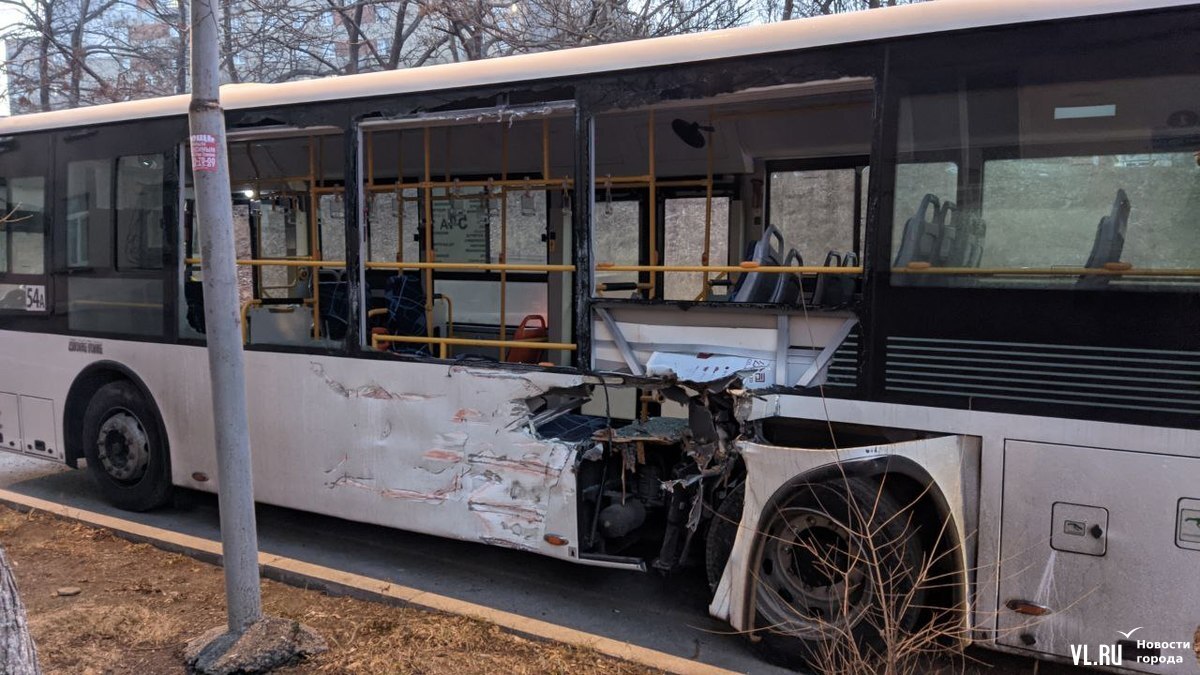 Во Владивостоке пассажирский автобус столкнулся на переезде с локомотивом –  Новости Владивостока на VL.ru