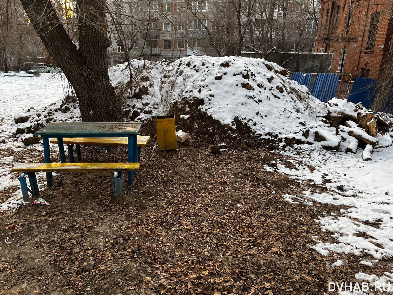 Площадку снесли, бардак оставили: в склад грязи превратился двор (ФОТО) —  Новости Хабаровска