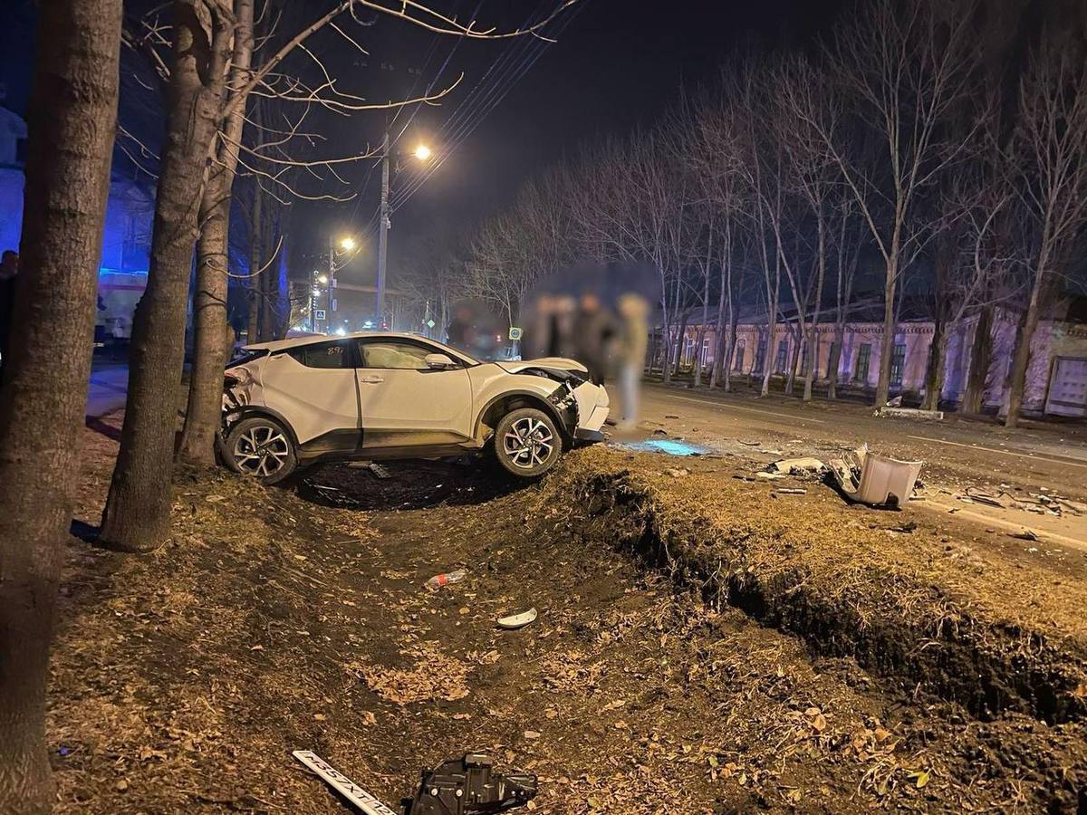 Ночью в Уссурийске водитель без прав на Toyota Chaser устроил ДТП со  взрывом — пострадали три человека – Новости Владивостока на VL.ru