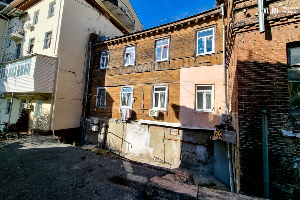 В дореволюционном доме на Уборевича больше месяца не могут восстановить  стену, рухнувшую между квартирами – Новости Владивостока на VL.ru