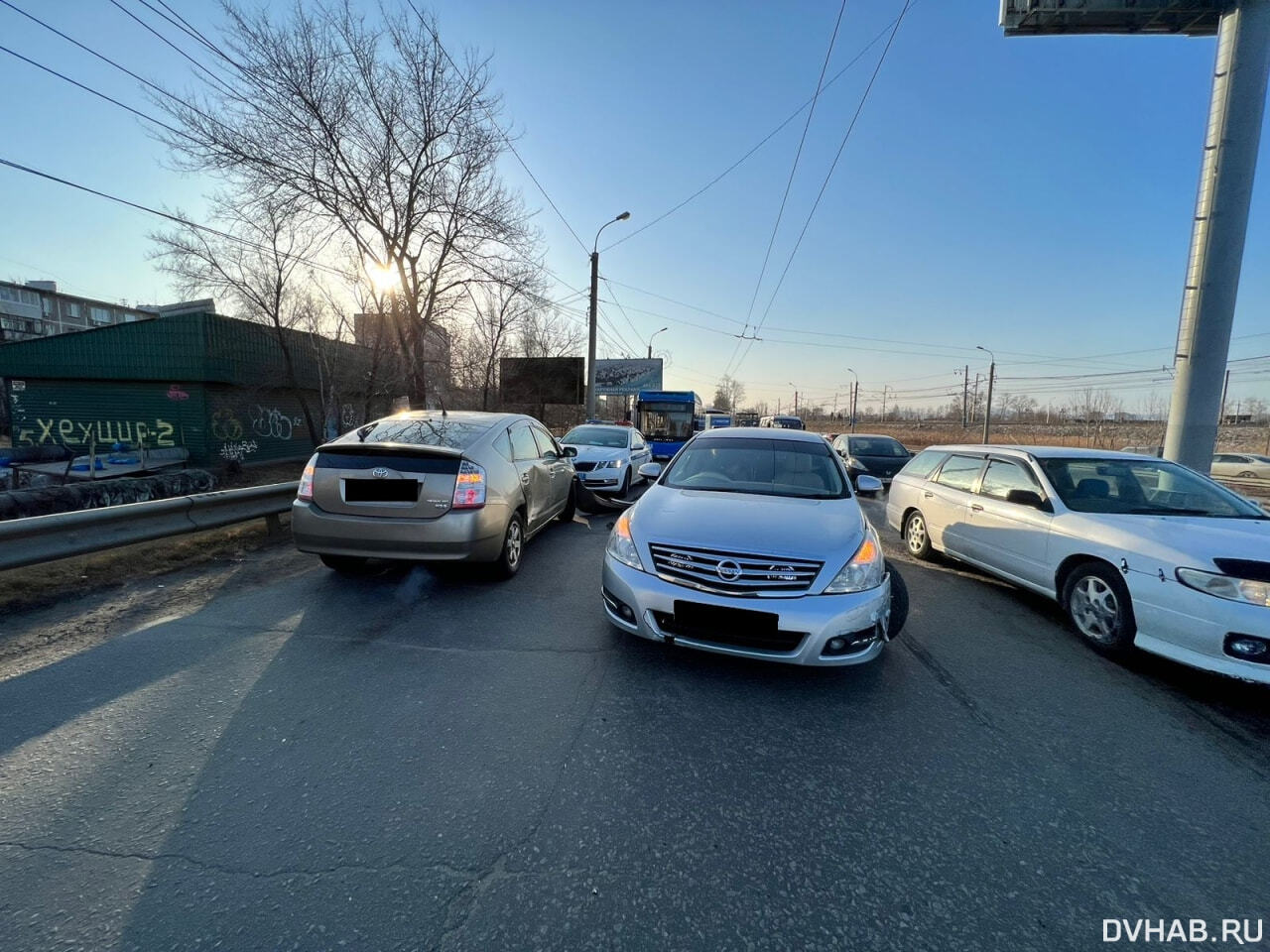 Не проскочил: таксист на Prius парализовал проспект (ФОТО) — Новости  Хабаровска