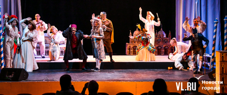 Спектакли владивосток 2024. Спектакли владивосток 2024. Спектакли владивосток 2024. 8 любящих женщин. Оскар спектакль владивосток.