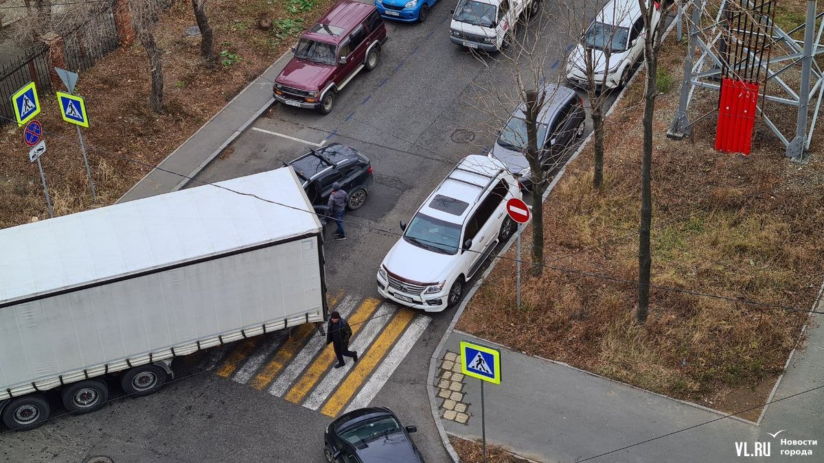 Большегруз не вписался в поворот и блокировал во Владивостоке улицу  Пограничную – Новости Владивостока на VL.ru