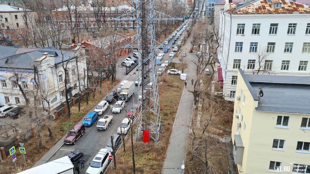 Большегруз не вписался в поворот и блокировал во Владивостоке улицу  Пограничную – Новости Владивостока на VL.ru