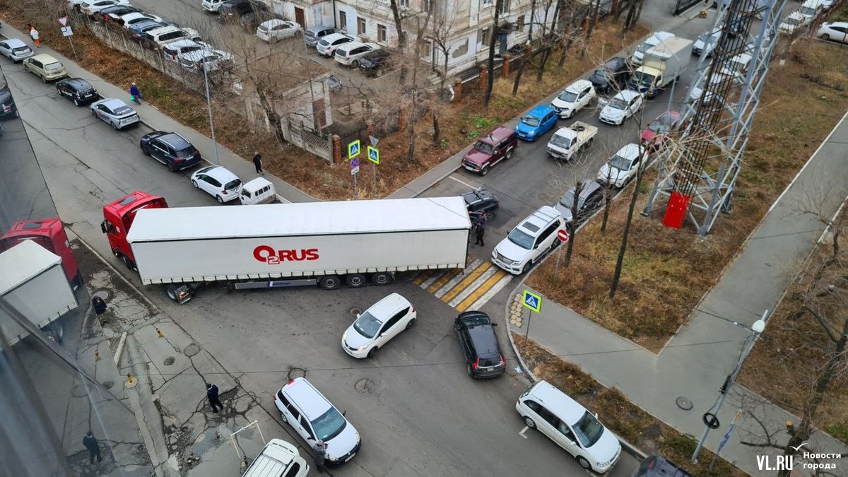 Большегруз не вписался в поворот и блокировал во Владивостоке улицу  Пограничную – Новости Владивостока на VL.ru